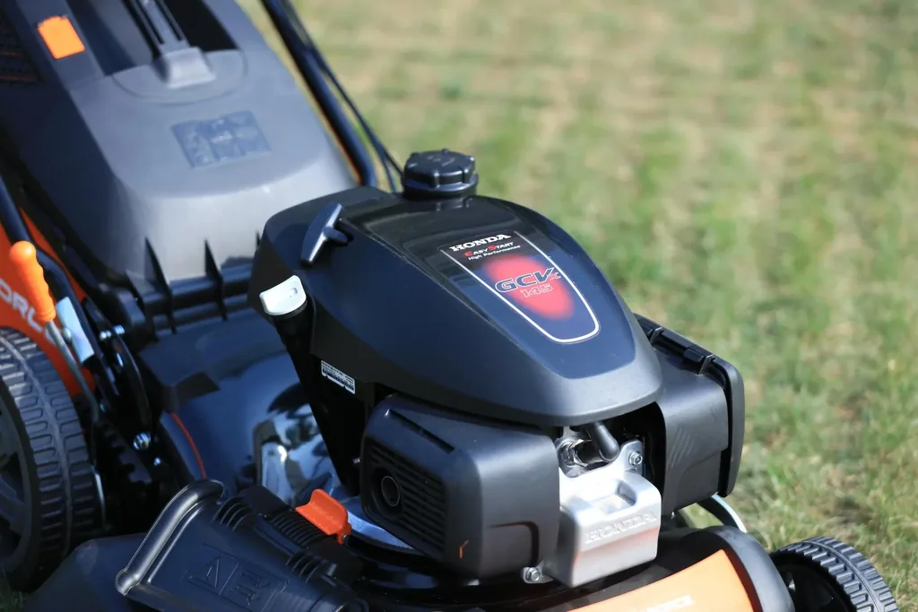 Benzin-Rasenmäher GM H46A - Honda GCV145 Motor mit Radantrieb, Digitaldisplay, 46 cm Schnittbreite bis zu 1800 m² Rasen