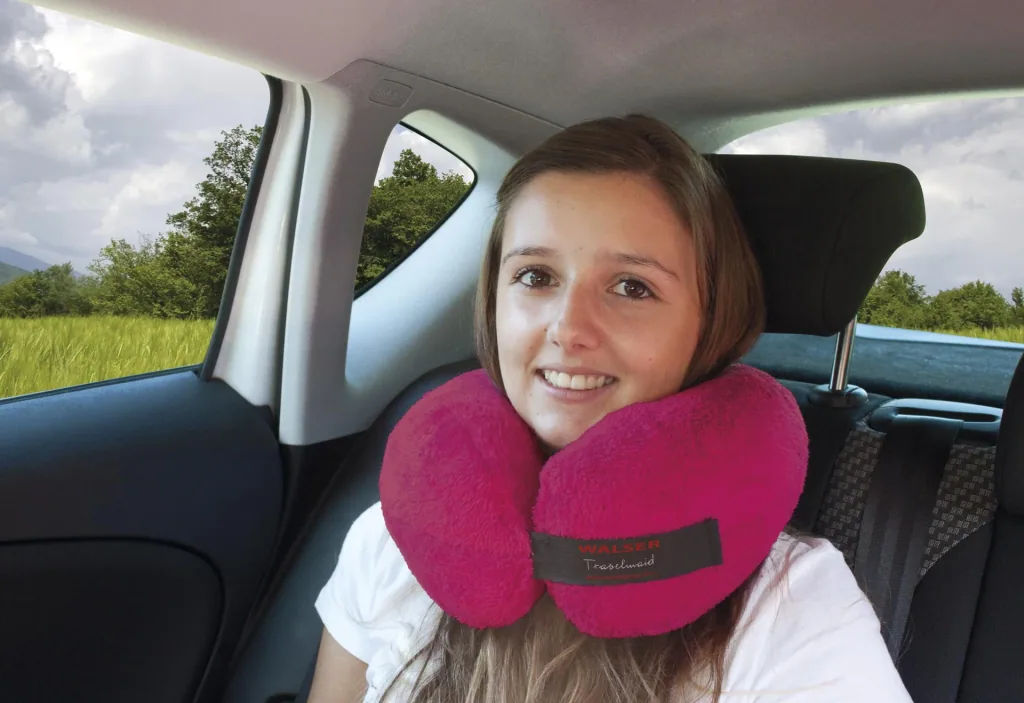 Nackenrolle Reisekissen Travelmaid aus weichem Fleece - kirschrot