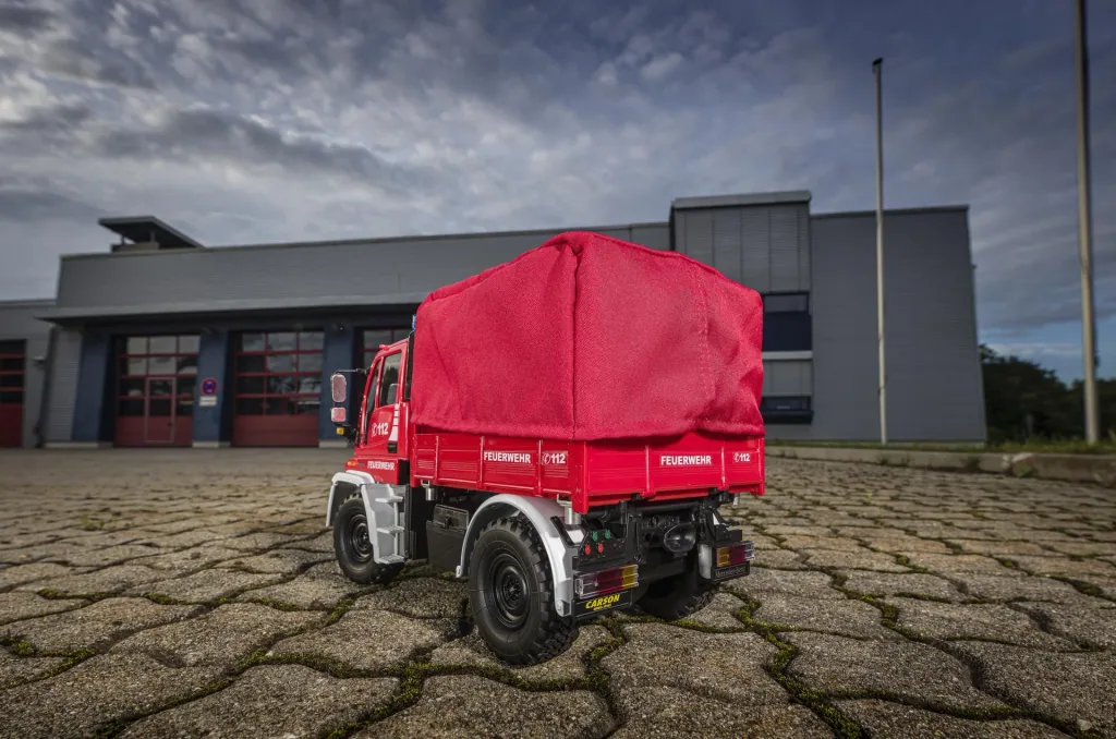 Feuerwehrwagen MB Unimog U300 2.4 G 100 % RTR 1:12