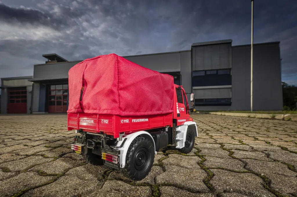 Feuerwehrwagen MB Unimog U300 2.4 G 100 % RTR 1:12