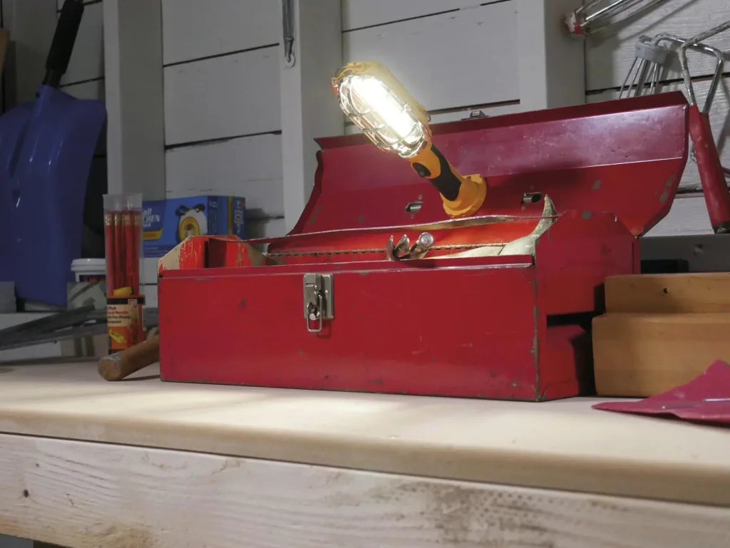 Ultrahelle Allzweckleuchte mit magnetischem Standfuß
