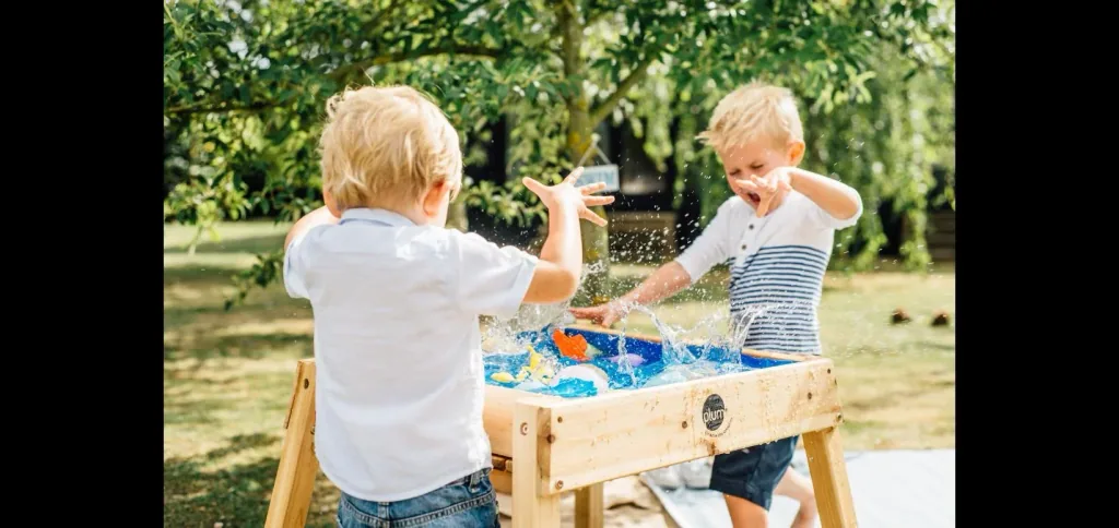 Sand- und Wassertisch Build and Splash, Outdoor-Spieltisch für Kinder aus Holz, natur