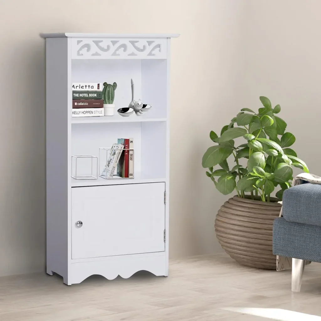 Schrank mit dezenter Verzierung weiß