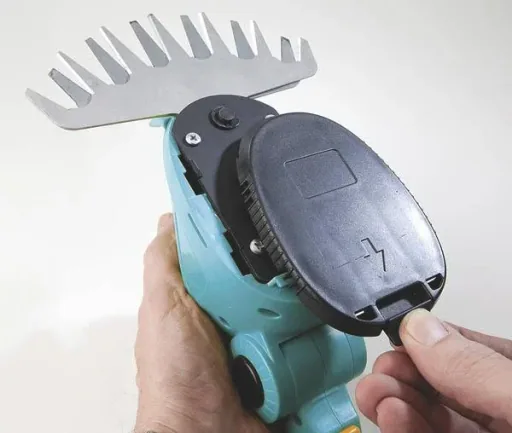 Akku Gras- & Strauchschere 10,8 Volt mit Fahrstock inklusiver Ersatzakku