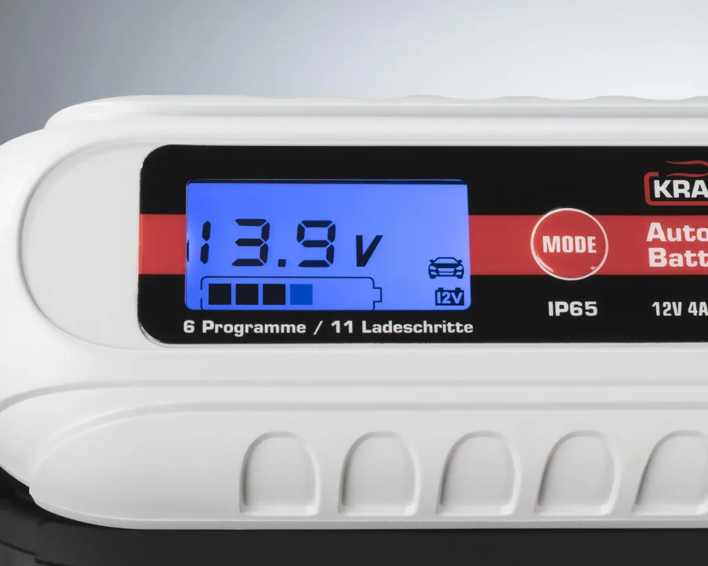 Batterieladegerät 6 / 12 Volt - 4 A - mit Polklemmen und Ringösenkabel