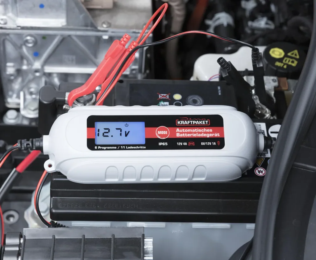 Batterieladegerät 6 / 12 Volt - 4 A - mit Polklemmen und Ringösenkabel