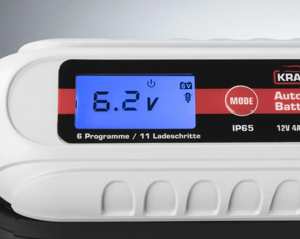 Batterieladegerät 6 / 12 Volt - 4 A - mit Polklemmen und Ringösenkabel