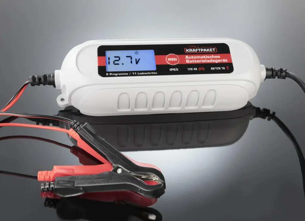 Batterieladegerät 6 / 12 Volt - 4 A - mit Polklemmen und Ringösenkabel