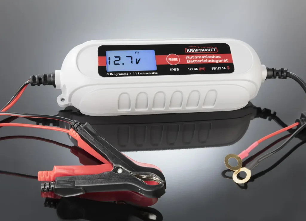 Batterieladegerät 6 / 12 Volt - 4 A - mit Polklemmen und Ringösenkabel