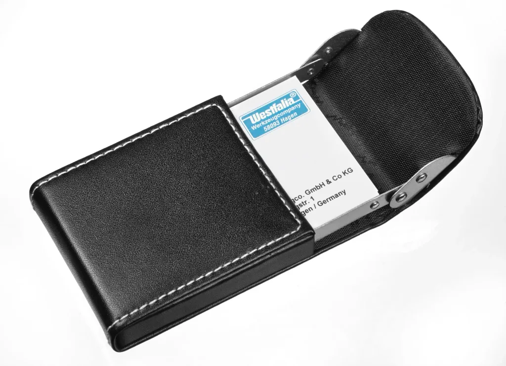 Scheck-Visitenkarten und Zigaretten Etui