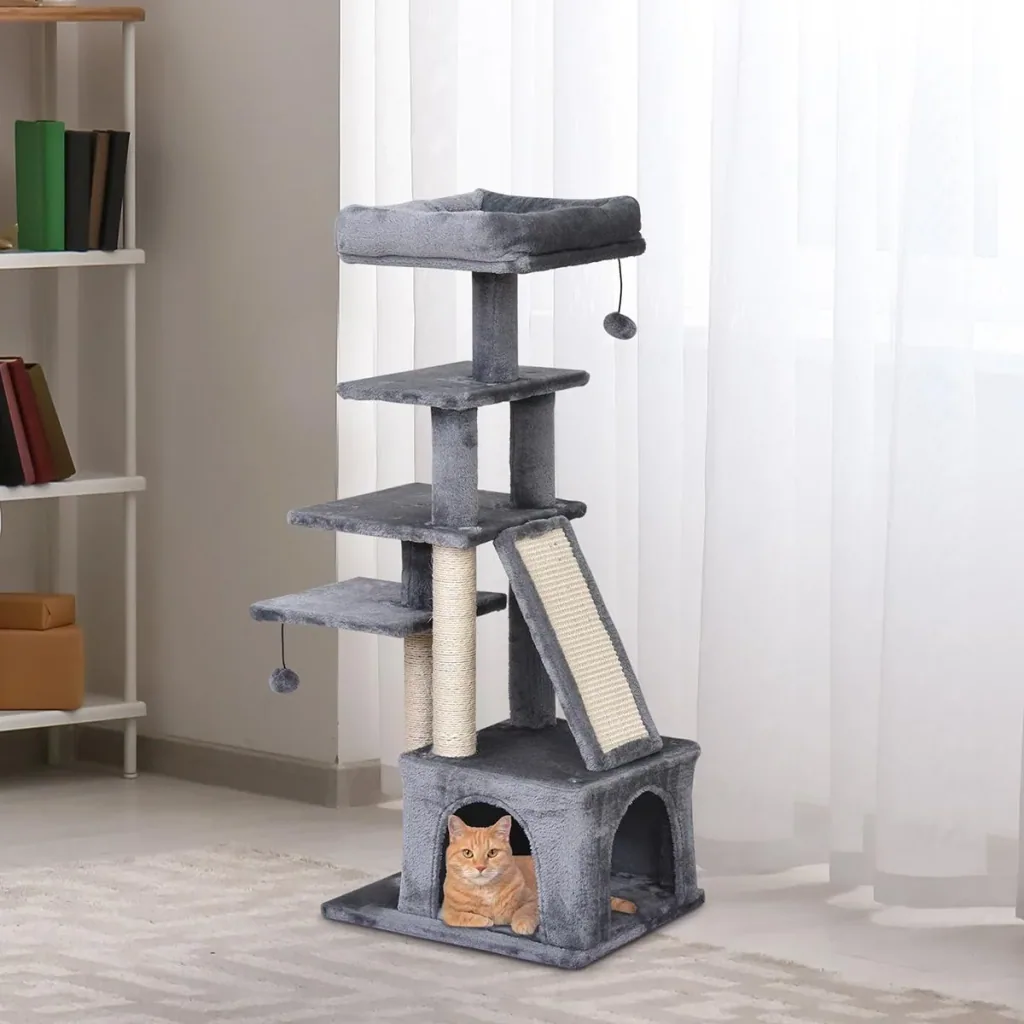 Katzenkratzbaum mit Spielbällen