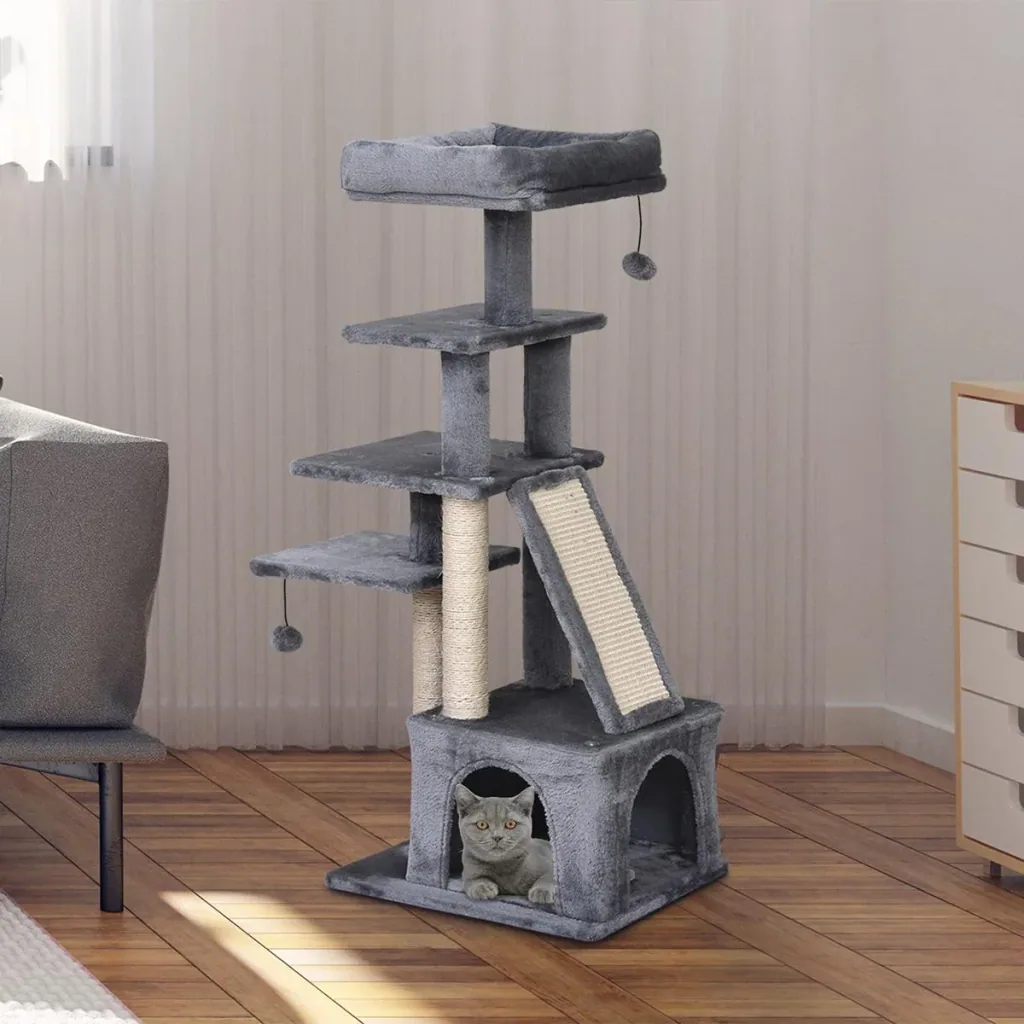 Katzenkratzbaum mit Spielbällen