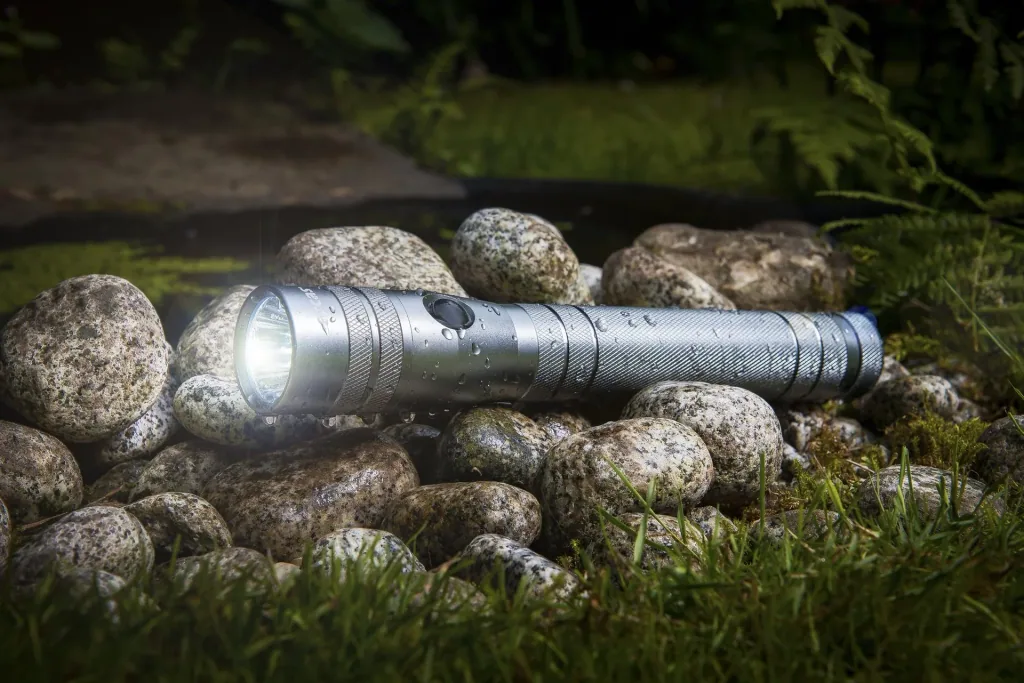 LED Taschenlampe - 10 Watt, 700 lm, stoßfest und wasserabweisend, silber-anthrazit