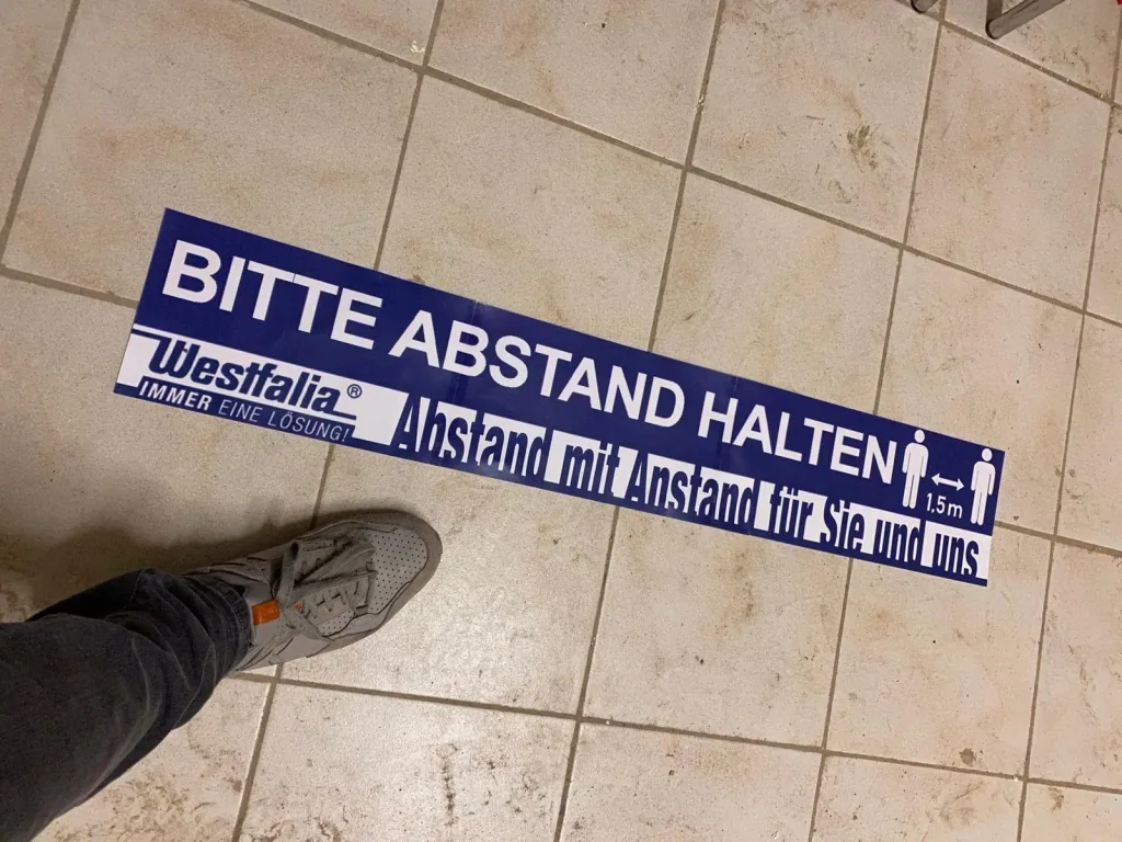 Boden- und Wandaufkleber "Abstand halten"