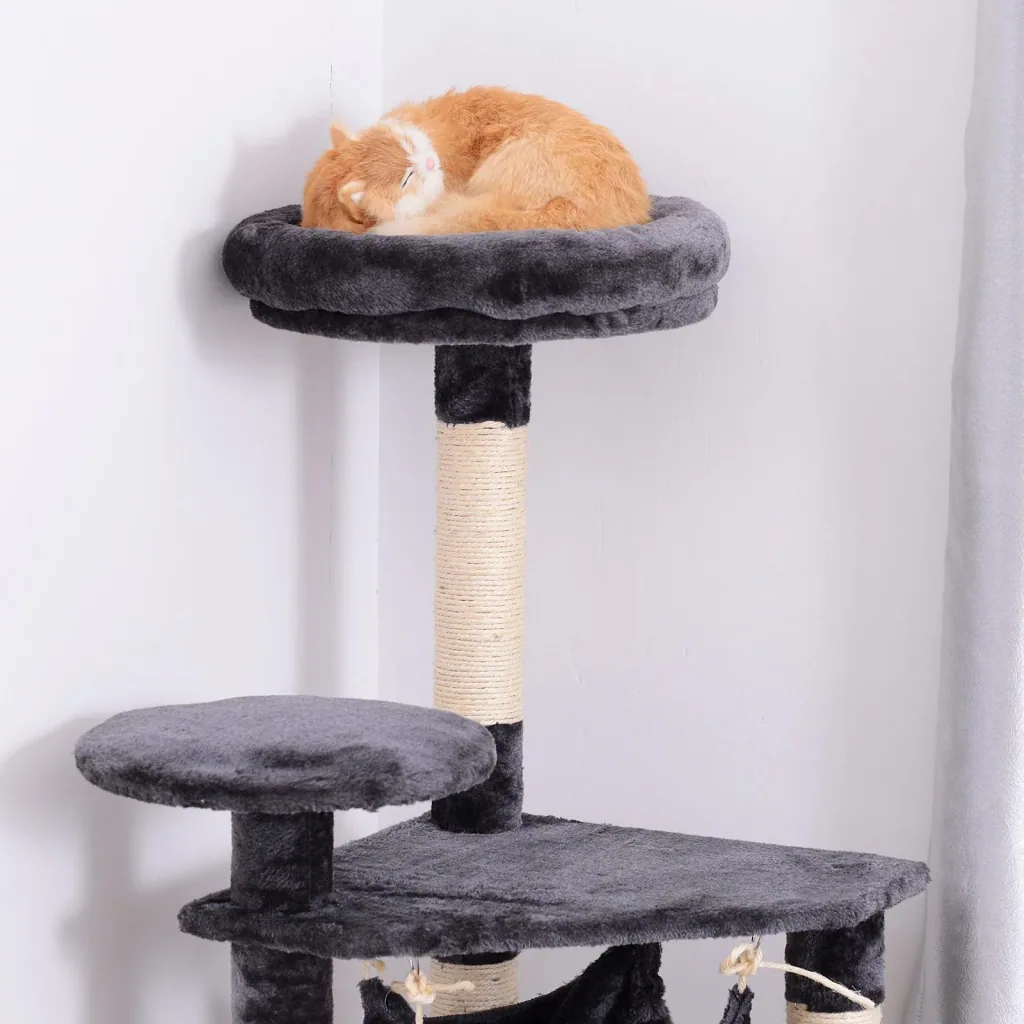 Katzenbaum mit Hängematte