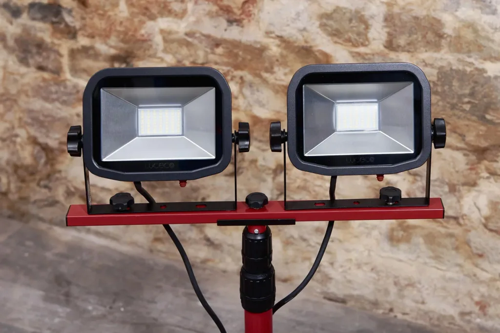 LED Stativfluter für den Innen- und Außenbereich mit 2 x 22 Watt