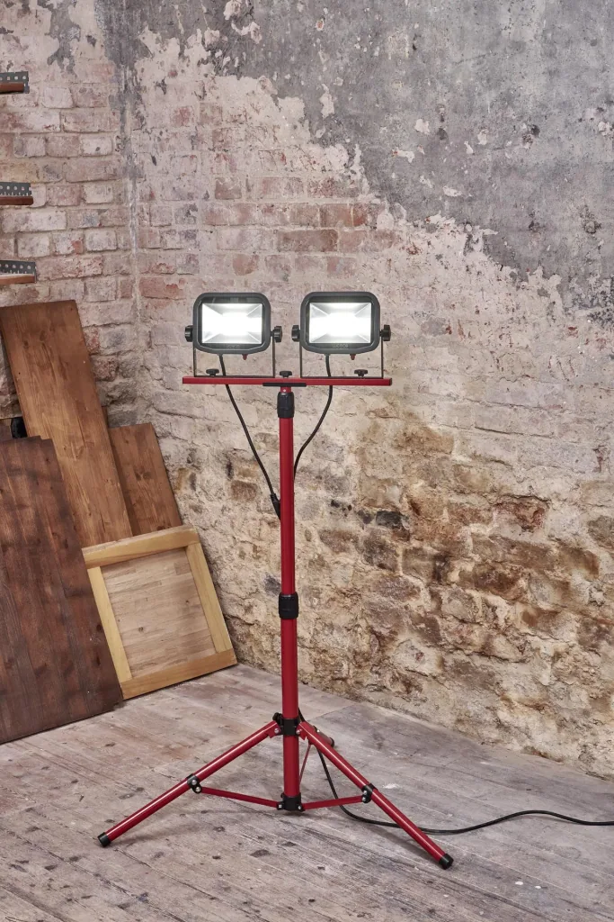 LED Stativfluter für den Innen- und Außenbereich mit 2 x 22 Watt