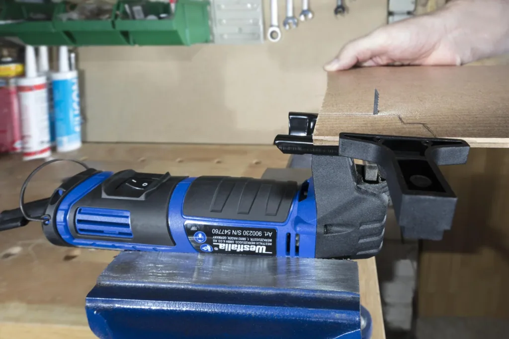 Mini Stichsäge 75 Watt inklusive 16-teiligem Klemmen und Zwingensatz