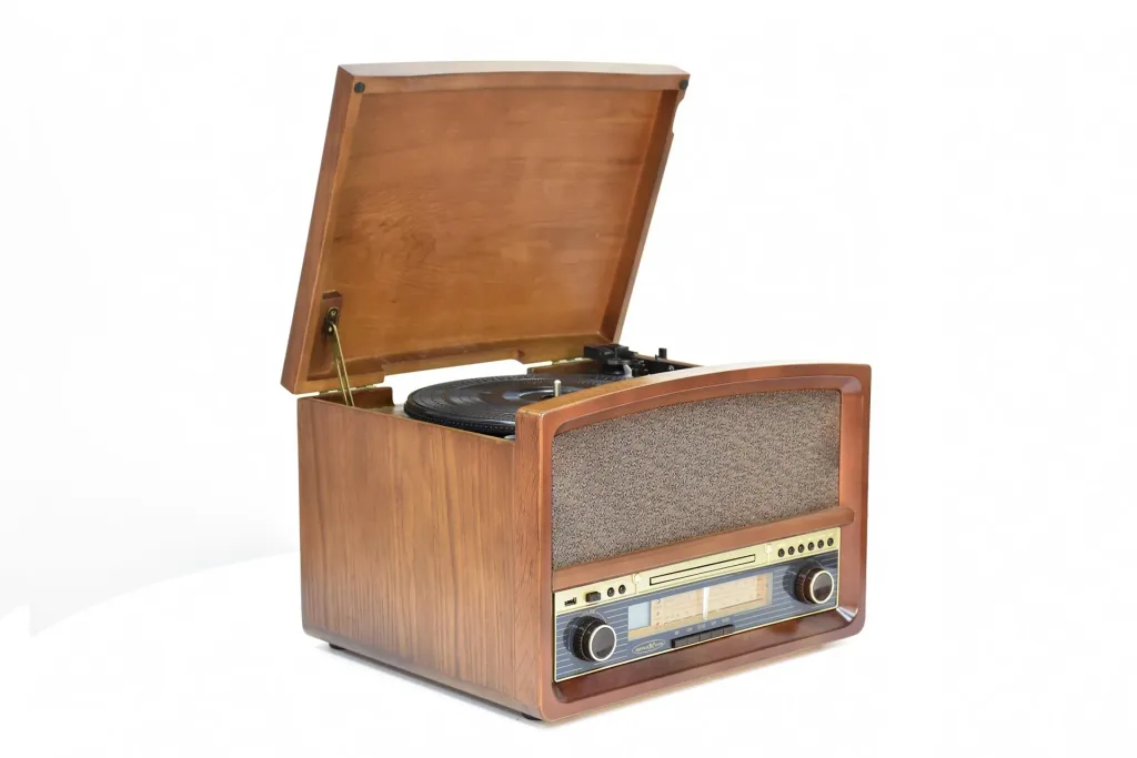 Retro HiFi-System mit Radio , Platten-, CD-, Kassettenspieler und Encoding