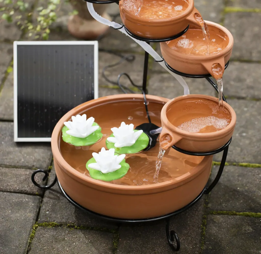 Solarbetriebener Kaskadenbrunnen