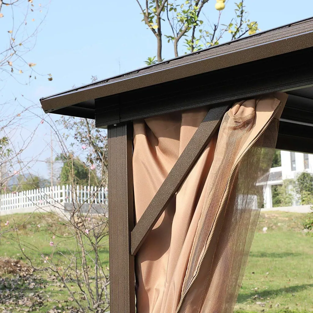 Gartenpavillon mit Laternenhaken