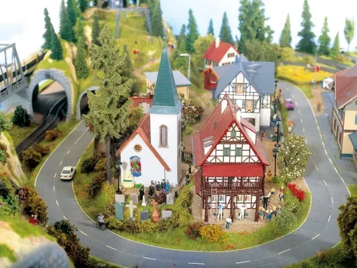 Fertiggelände Rosenheim - 160 x 100 cm, ca. 23,5 cm hoch, Spur H0, TT, koloriert und begrast, auf Holzrahmen