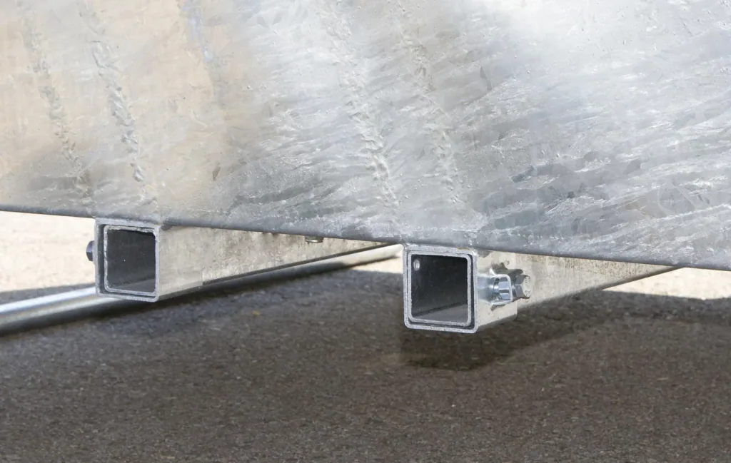 Viereckraufe mit Palisadenfressgitter, für Rinder und Pferde