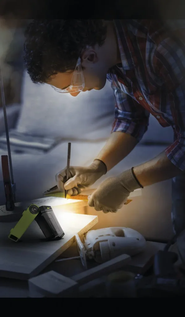 Kompakte Akku Arbeitsleuchte mit Magnethalterung
