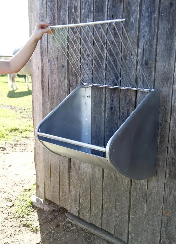 Heuraufe mit Futterspargitter