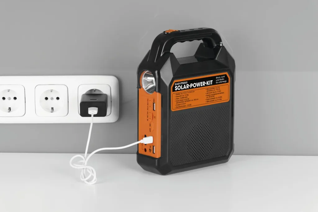 Solar-Generator Kit mit eigenem Solarpanel, Radio und Lautsprecher, 10000mAh schwarz/orange