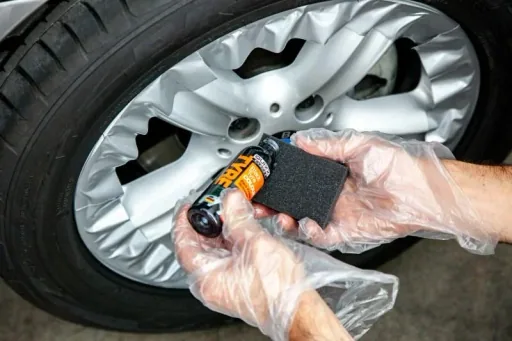 Schwarze Reifenfarbe 75 ml, inklusive 2 Spezialschwämme + 1 Paar Handschuhe