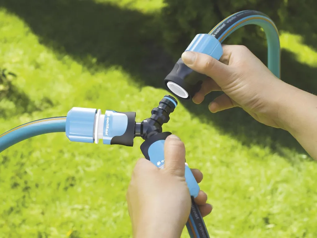 3-Wege-Schlauchverbinder Ergo 1/2 Zoll, schwarz blau, ABS, dreiteilige Kupplung für Gartenschlauch, verteilt Wasserfluss, geeignet für Gartenbewässerung und Bewässerungssysteme, leicht 30 g