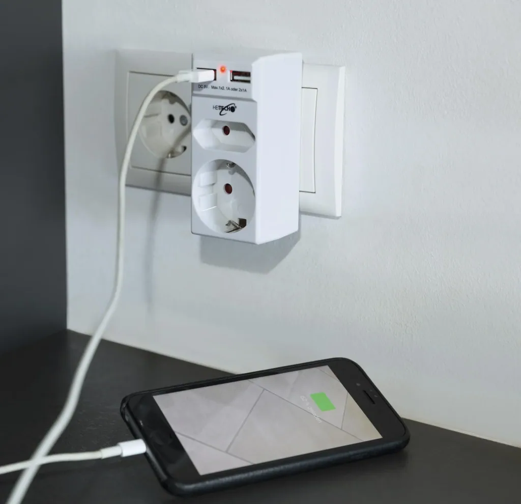 2-fach Steckdosenadapter mit 2 USB Ladeanschlüssen