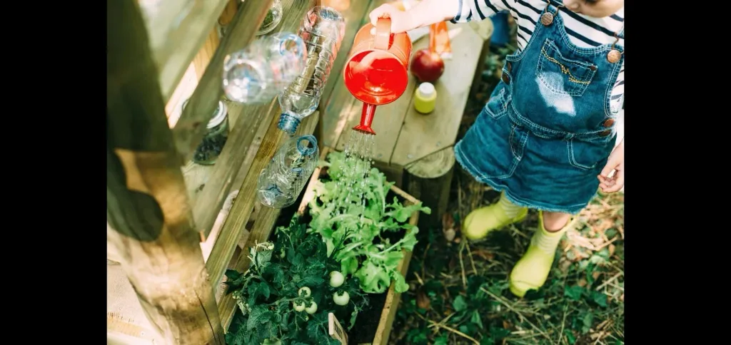 Discovery Küche   Outdoor-Spielküche für Kinder aus Holz, Pflanzkübel, Malscheibe, Windspiel, natur