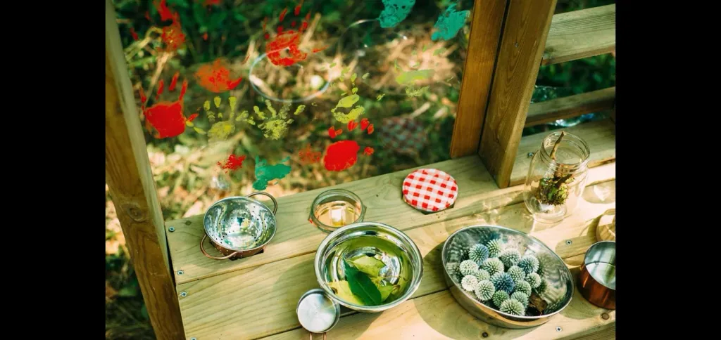 Discovery Küche   Outdoor-Spielküche für Kinder aus Holz, Pflanzkübel, Malscheibe, Windspiel, natur