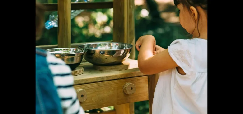 Discovery Küche   Outdoor-Spielküche für Kinder aus Holz, Pflanzkübel, Malscheibe, Windspiel, natur