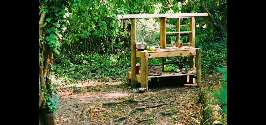 Discovery Küche   Outdoor-Spielküche für Kinder aus Holz, Pflanzkübel, Malscheibe, Windspiel, natur
