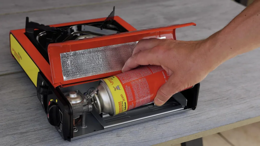 Kompakter Gas-Tischkocher Gourmet RS 220 mit integriertem Kartuschenfach
