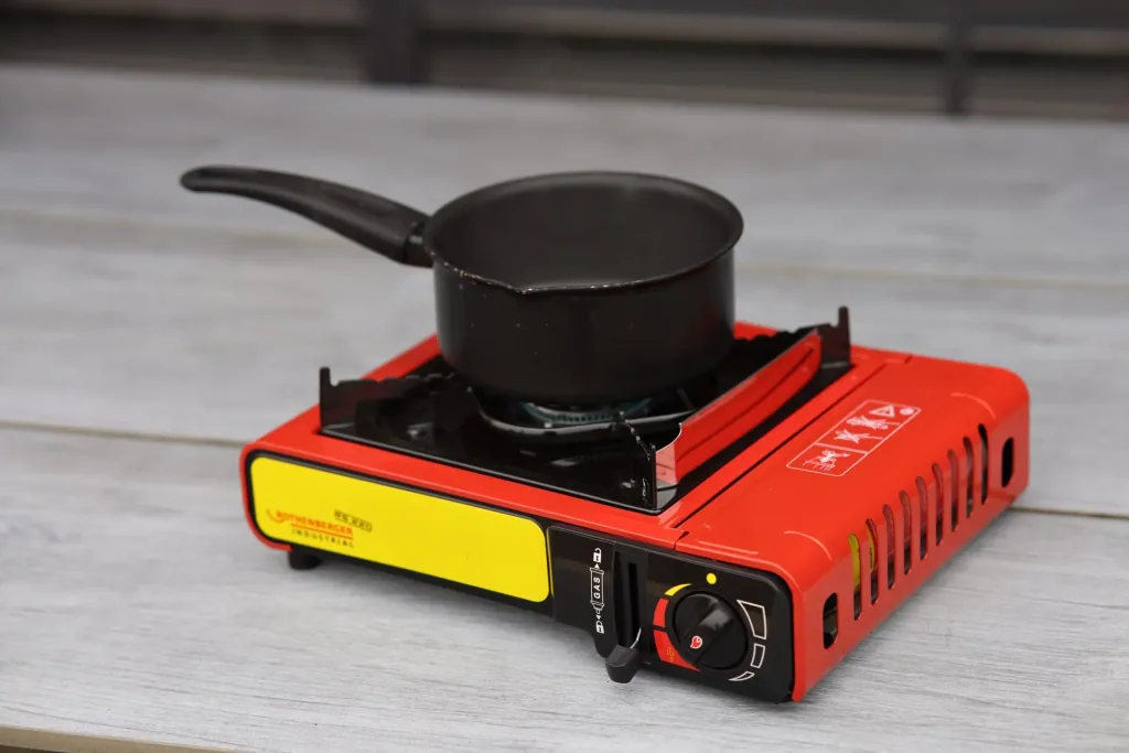 Kompakter Gas-Tischkocher Gourmet RS 220 mit integriertem Kartuschenfach