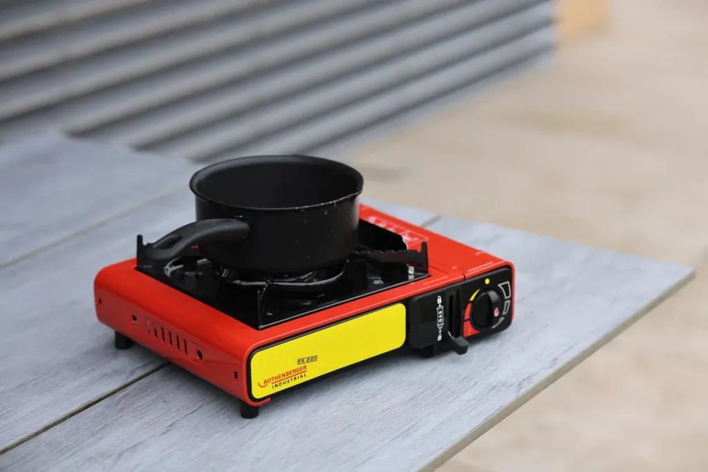 Kompakter Gas-Tischkocher Gourmet RS 220 mit integriertem Kartuschenfach