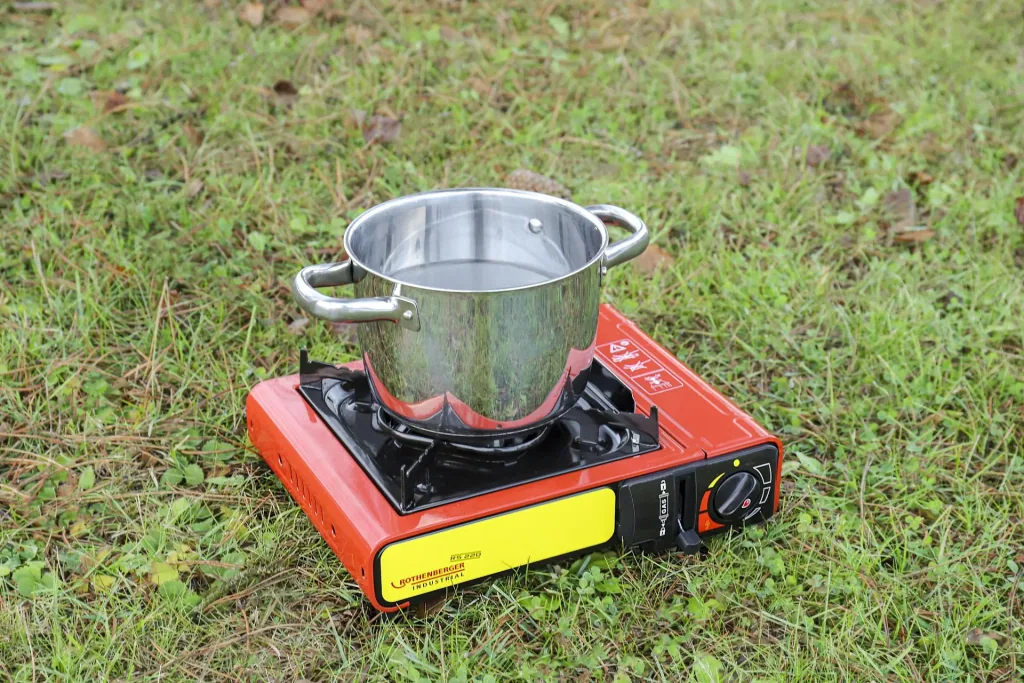 Kompakter Gas-Tischkocher Gourmet RS 220 mit integriertem Kartuschenfach