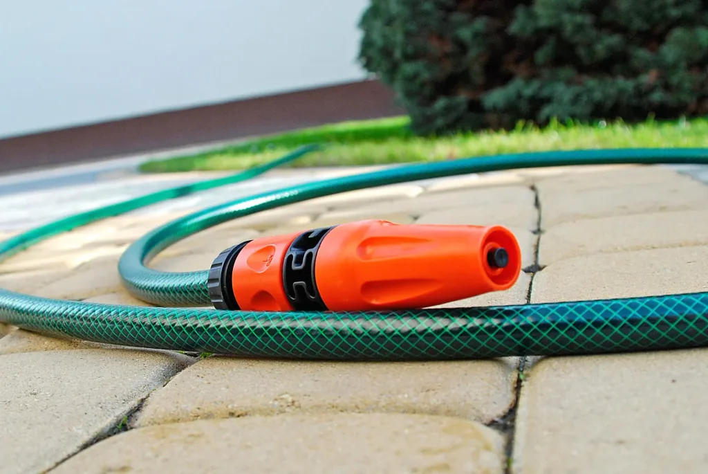 Set Akku-Regenfasspumpe, teleskopierbar, 12 Volt + Regentonnen-Netz 95 cm + Gartenschlauch-Set „Economic ½“, 20 Meter