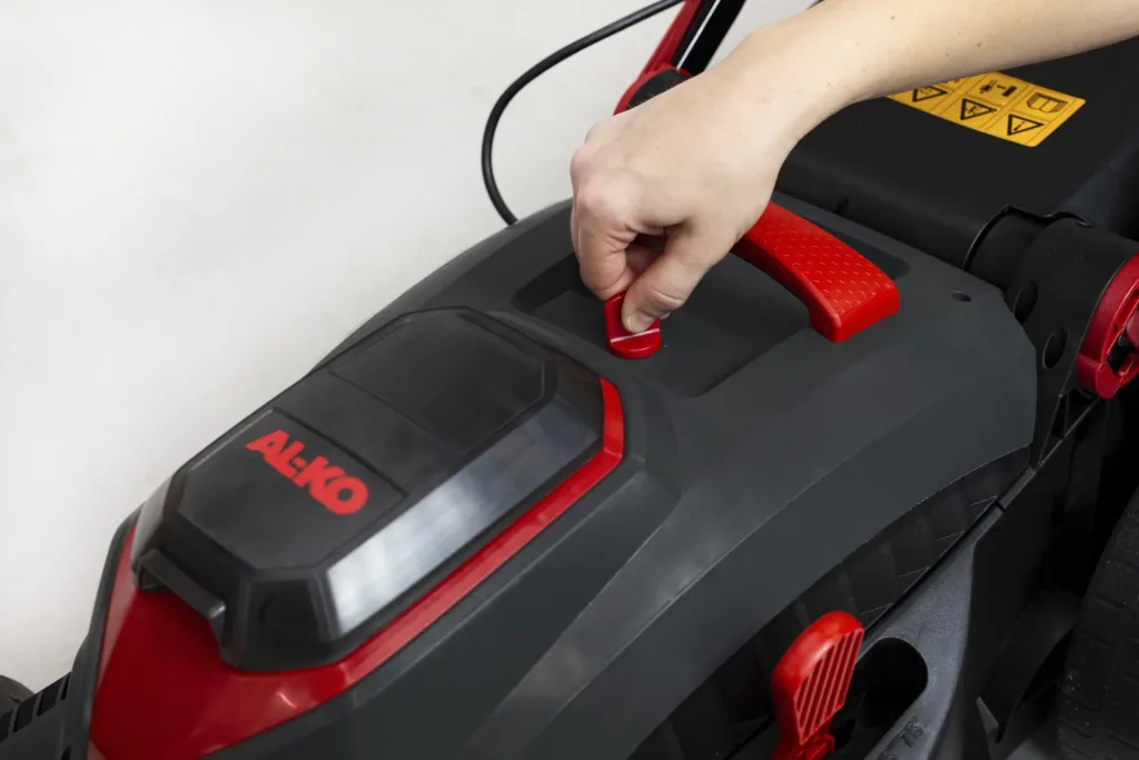 18 V BOSCH HOME AND GARDEN COMPATIBLE Akku-Rasenmäher 38.1 Li - inkl. 2 Akkus und Ladegerät