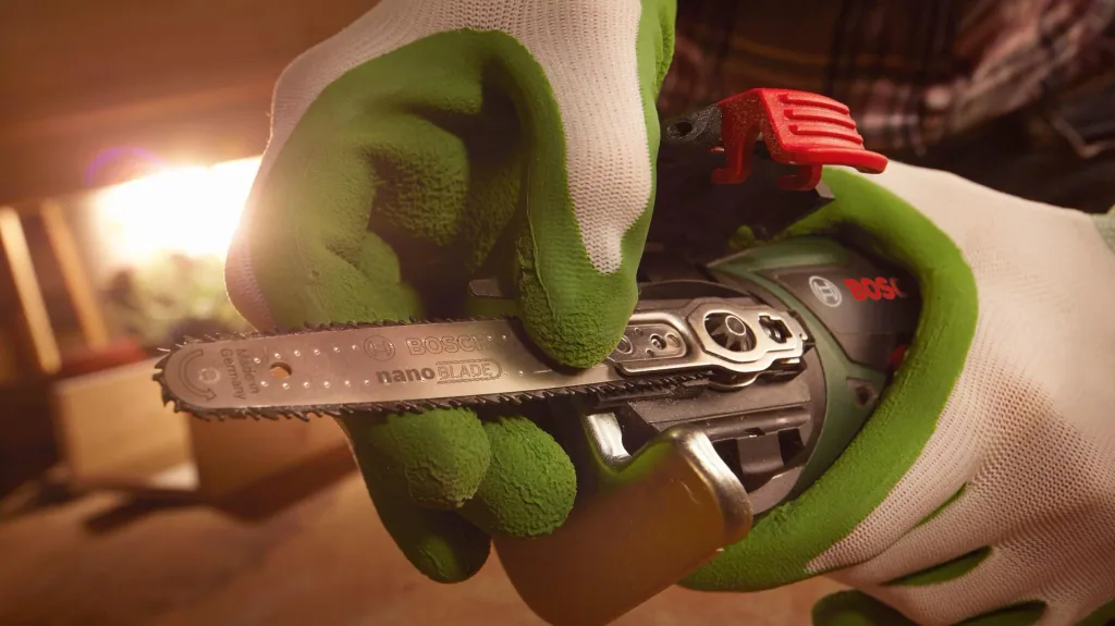 Akku-Säge EasyCut 12 mit NanoBlade-Technologie
