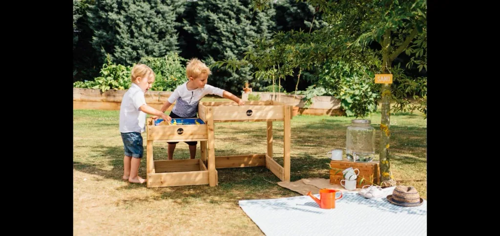 Sand- und Wassertisch Sandy Bay, Outdoor-Spieltisch für Kinder aus Holz, 2er Set, natur