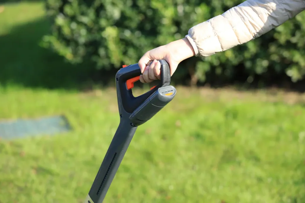 Akku-Rasenmäher, Akku-Grastrimmer und Akku-Heckenschere im Set