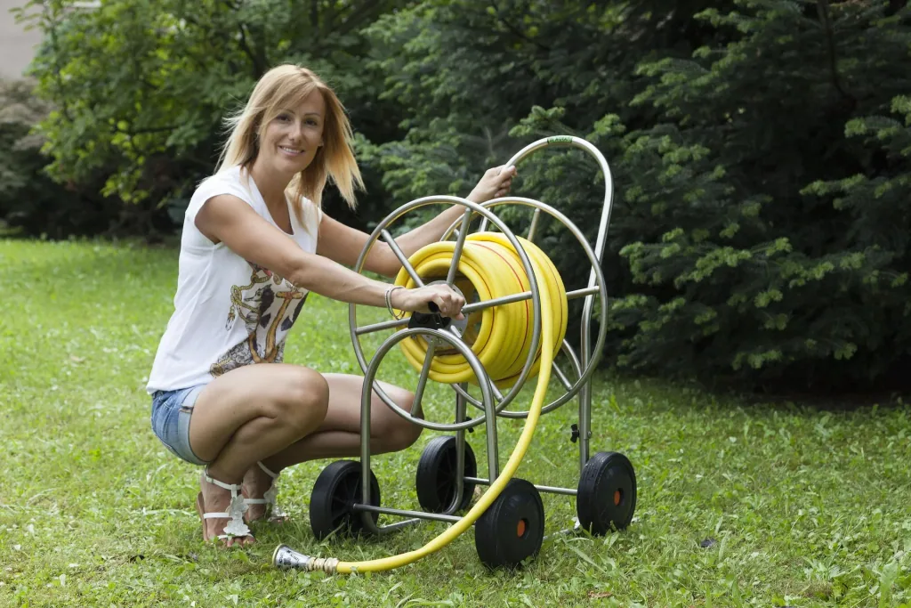 Schlauchwagen aus Edelstahl, mit 4 Rädern