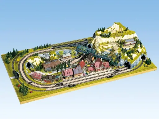 Fertiggelände Staufen - 140 x 69 cm, ca. 27 cm hoch, Spur N, koloriert und begrast, auf Holzrahmen