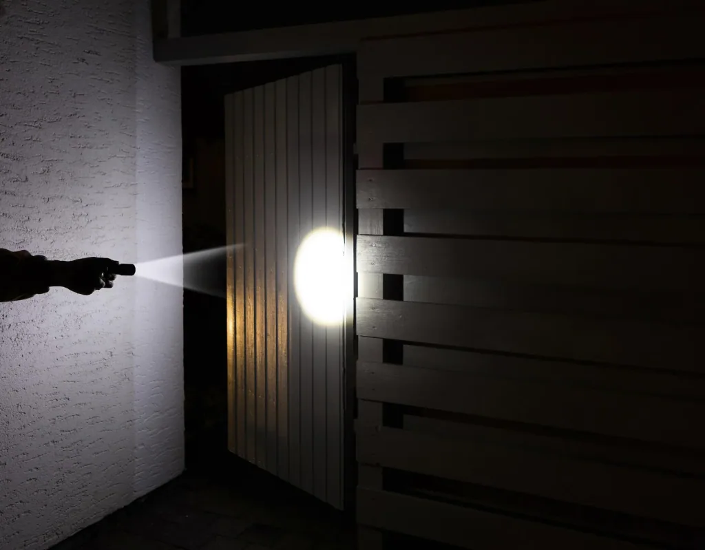 Aluminium Taschenlampe mit Zoom, 5 W Cree LED, spritzwassergeschützt nach IPX4