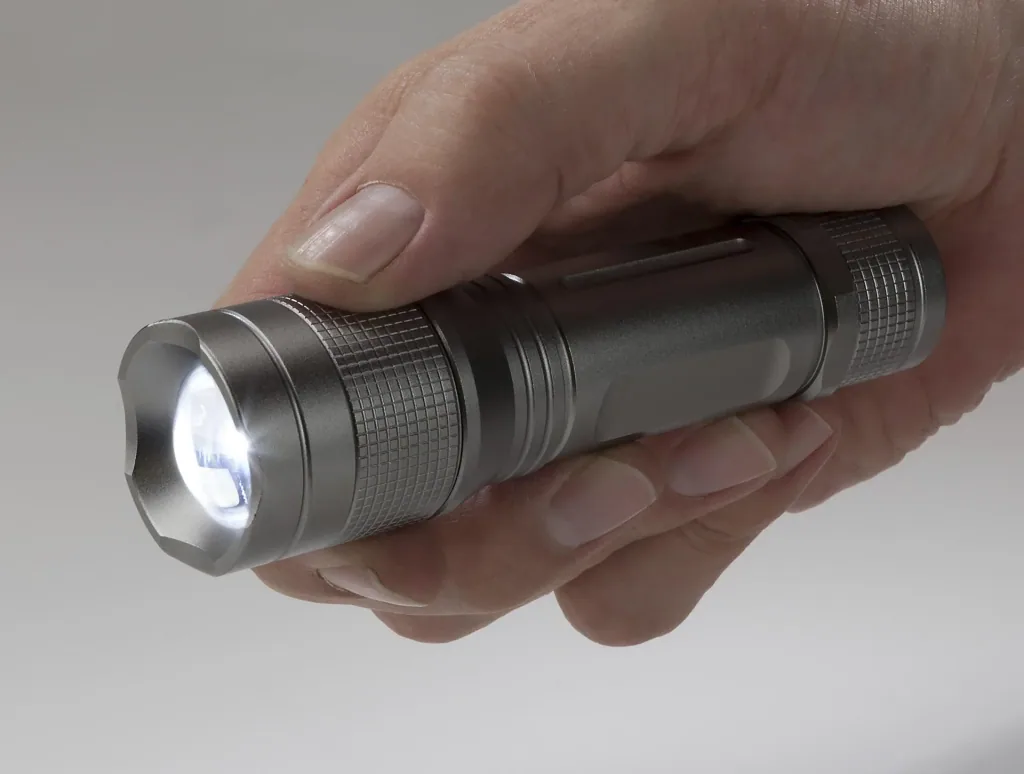 Aluminium Taschenlampe mit Zoom, 5 W Cree LED, spritzwassergeschützt nach IPX4
